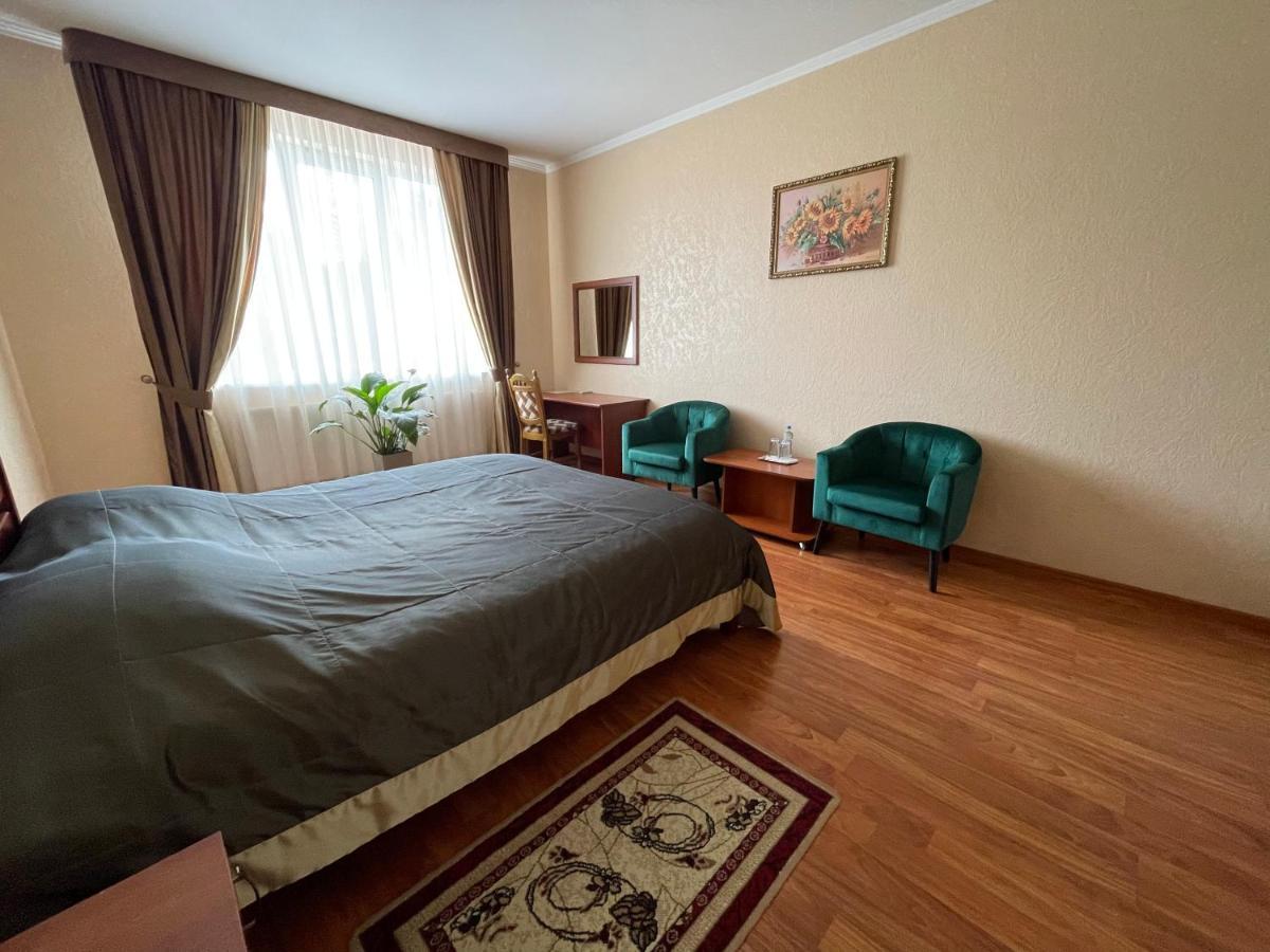 Yunist Hotel Ivano-Frankivsk Exterior foto